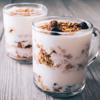 Yogurt griego con frutos secos y granola.