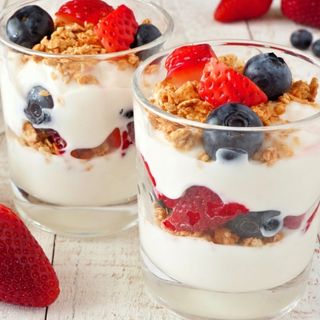Yogurt griego con frutas rojas y granola.