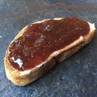 Tostada de pan con mantequilla y mermelada