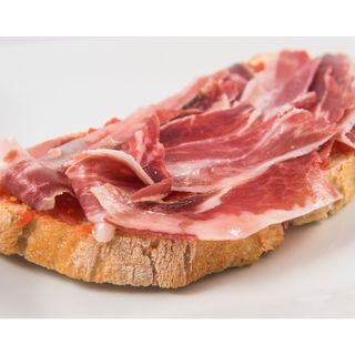 Tostada de pan de con tomate y jamón