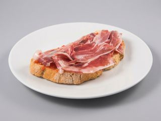 Tostada De Pan De Con Tomate Y Jamón