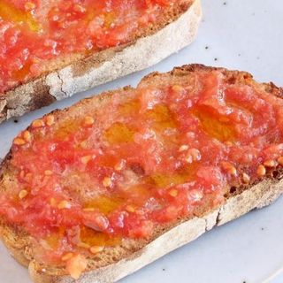 Tostada de pan con tomate
