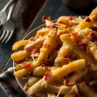 Tapa De Patatas Fritas Con Salsa César, Cheddar Y Bacón