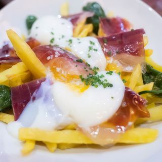 Plato De Huevos Rotos Con Jamón Y Pimientos