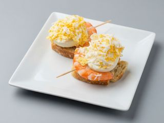 Tapa De Brocheta De Langostino Y Huevo De Codorniz Con Mayonesa
