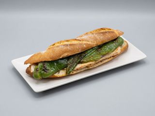 Bocadillo De Longaniza Con Tomate Y Pimientos Verdes