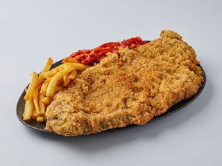 Cachopo de ternera con patatas y pimientos