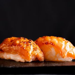 Nigiri De Salmón flameado con mango (2 Uds.)