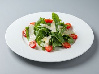 Ensalada de rúcula y queso parmesano