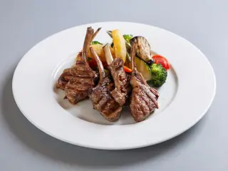 Chuletas de cordero a la plancha con patatas y verduras