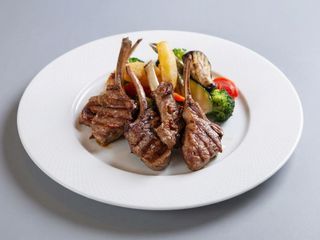 Chuletas de cordero a la plancha con patatas y verduras