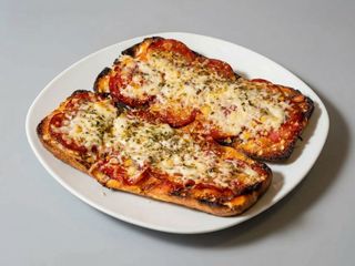 Tosta De Chorizo Ibérico Con Queso Gratinado