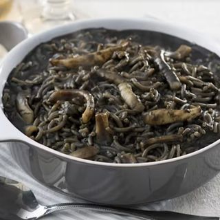 Fideua negra con calamares y all i oli