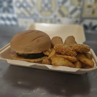 Ternera 220grs 100×100. Con pan brioche,bacon,cheddar,2 triángulos  cheddar,2 nugets salsa trufada y fritas