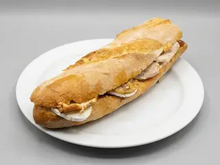 Bocata pollo con brie caliente 
