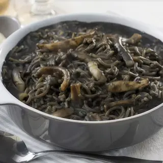 Fideua negra con calamares y all i oli