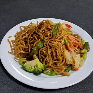 Yakisoba con  verduras frescas y salsa de ostras