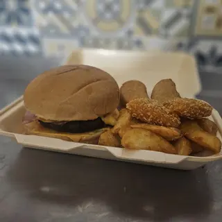 Haburguesa 220grs ternera,bacon,cheddar,salsa trufada,2triangulos,2 nugets y fritas