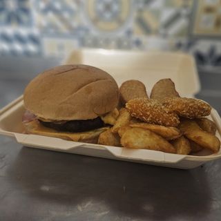 Haburguesa 220grs ternera,bacon,cheddar,salsa trufada,2triangulos,2 nugets y fritas