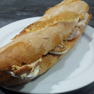 Bocata pollo con brie caliente 