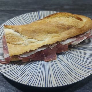Bocata ibérico con brie