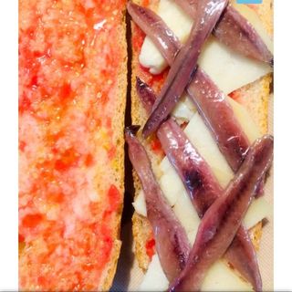 Bocadillo De Anchoas con queso de oveja