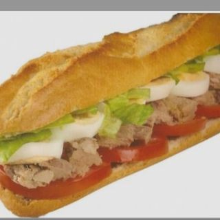 Bocadillo Vegetal Con Atún , Mayonesa y huevo duro