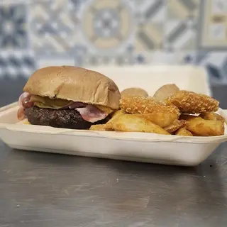Hamburguesa ternera 100grs bacon,cheddar,2 triángulos,2 nugets y fritas