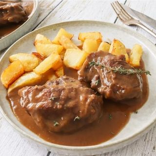 Galta de cerdo deshuesada en salsa y con patatas