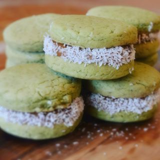 3  mini Alfajores con corazon  Pistacho 