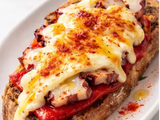 Tosta pulpo con tetilla