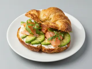 Croissant Salado Salmón Y Aguacate