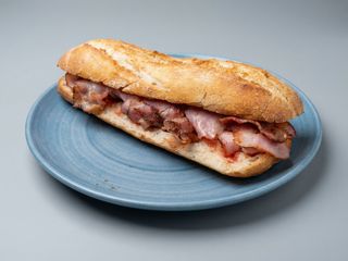 Bocata de bacó en formatge i pa en tomata