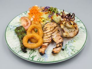 Sèpia Amb Salmó, Calamars, Pebrot Verd I Amanida