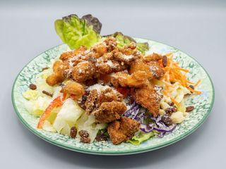 Amanida Tèbia De Pollastre Arrebossat amb salsa Cèsar