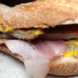 Bocata de pollastre arrebossat en bacó i salsa de mostassaa