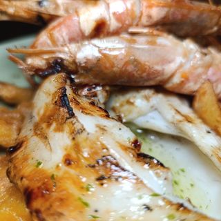 Sèpia en gambes a la planxa i calamars a la Romana