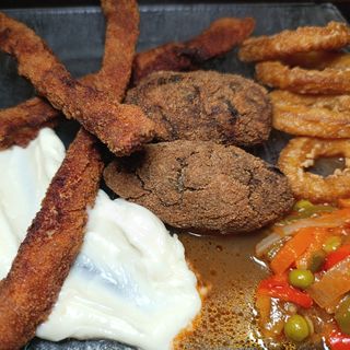 Plat combinat de tires cruixents d'abadejo