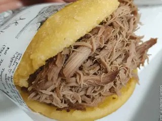 Arepa Rellena de Lechona