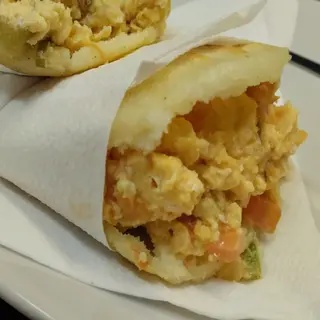 Arepa Rellena de Huevo y Queso