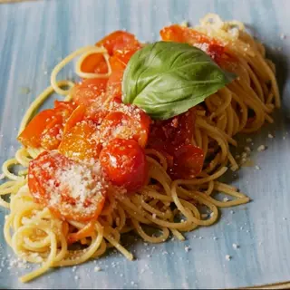 Spaghetti al pomodoro fresco.