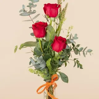 3 Rosas rojas mas jarron cristal