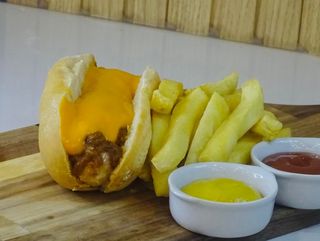 Hot Dog Bratwurst Currywurst & Patatas al estilo belga