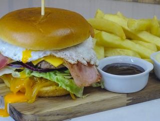 Monte de San Pedro " Cheesy burger +sweet onion + egg"