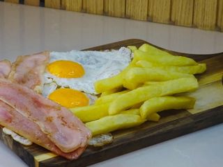 Huevos Fritos con Bacon & Patatas Belgas (as Rubias)