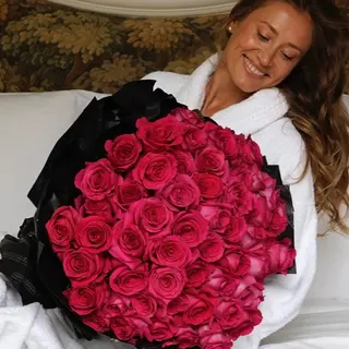 70 Rosas fucsia en ramo en forma de esfera