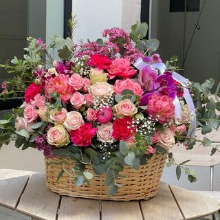 Cesta con flores variadas en tonos rosa