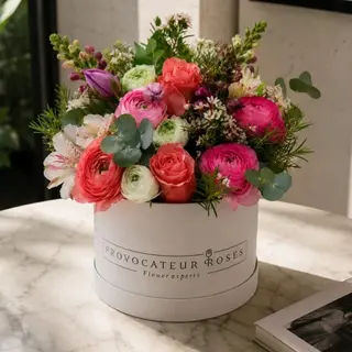 Caja de flores mixtas en tonos rosas