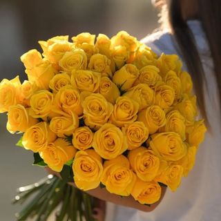 RAMO 50 ROSAS AMARILLAS PREMIUM