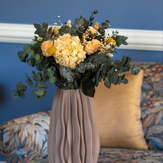 Ramo de flor preservada tonalidades cálidas